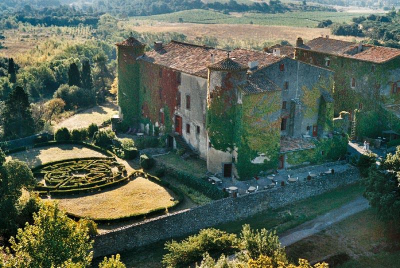 Chateau du XIIeme siecle avec vignoble